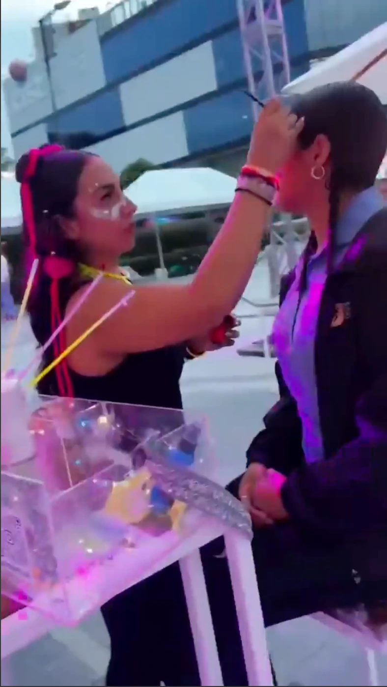 Corredores con glitter facial y pintura neón en la Carrera Neón Zapopan 2026